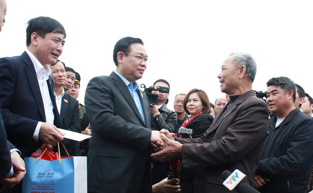 Chủ tịch Quốc hội Vương Đình Huệ thăm hỏi ngư dân xã Bảo Ninh. Ảnh: TP.