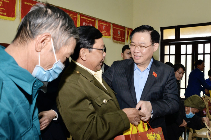 Chủ tịch Quốc hội tặng quà cho gia đình chính sách tại xã Tân Ninh. Ảnh: L.Tuyết.