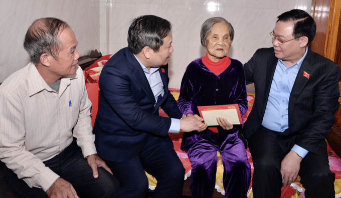 Chủ tịch Quốc hội tặng quà Mẹ Việt Nam Anh hùng Nguyễn Thị Tôi ở huyện Quảng Ninh. Ảnh: L.Tuyết.