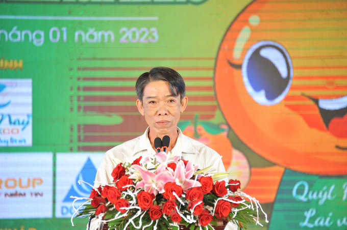 Ông Nguyễn Văn Đầy chia sẻ kinh nghiệm xử lý bệnh trên cây quýt hồng. Ảnh: Lê Hoàng Vũ.
