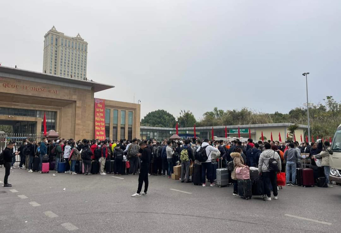 Sáng nay 8/1, đã có hơn 100 người Trung Quốc được xuất cảnh.