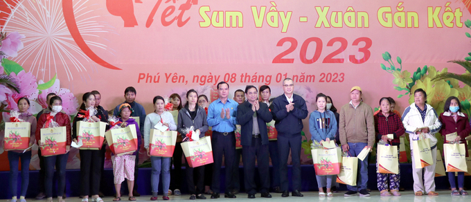 Thủ tướng Phạm Minh Chính đã tặng quà cho công nhân lao động tại Phú Yên. Ảnh: XT.