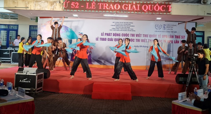 Văn nghệ chào mừng Lễ phát động cuộc thi Viết thư quốc tế UPU lần thứ 52-2023 do học sinh trường THCS Lê Lợi (thành phố Quy Nhơn, Bình Định), biểu diễn.