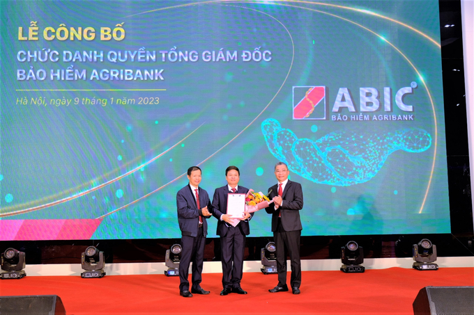 Công bố chức danh Quyền Tổng giám đốc Bảo hiểm Agribank cho ông Đỗ Minh Hoàng.