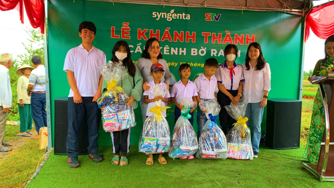 Công ty Syngenta Việt Nam trao những phần quà Tết cho học sinh nghèo hiếu học. Ảnh: Hồ Thảo.
