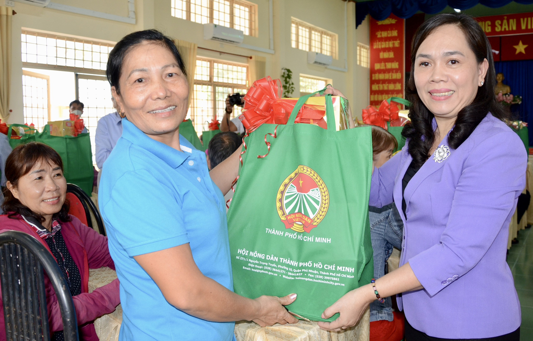 Bà Nguyễn Thanh Xuân, Chủ tịch Hội Nông dân TP.HCM tặng quà Tết cho hội viên nông dân. Ảnh: T.Dương.
