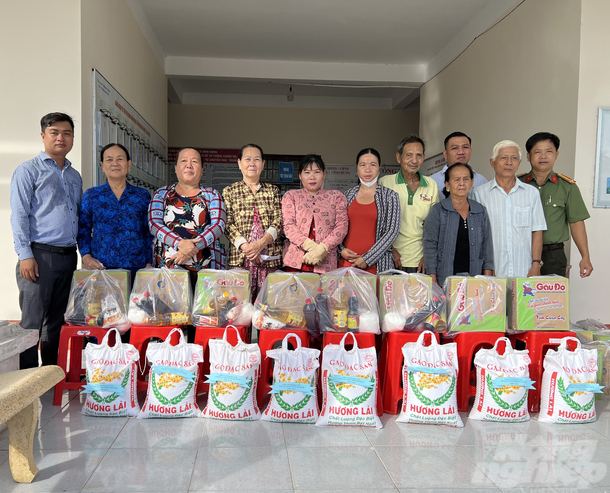 Ngày 11/1, Văn phòng đại diện Báo Nông nghiệp Việt Nam khu vực ĐBSCL phối hợp với Công an tỉnh Bạc Liêu trao 55 suất quà Tết cho các gia đình thuộc diện chính sách trên địa bàn huyện Vĩnh Lợi, tỉnh Bạc Liêu. Ảnh: TL.