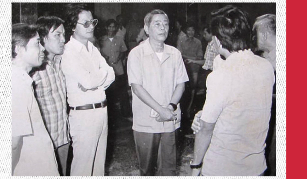 Tổng Bí thư Nguyễn Văn Linh trong một cuộc gặp gỡ giới cầm bút và nghệ sĩ.