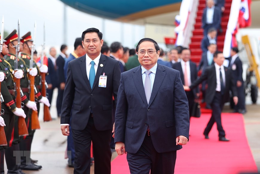 Lễ đón Thủ tướng Phạm Minh Chính tại sân bay quốc tế Wattay, thủ đô Vientiane. Ảnh: TTXVN.