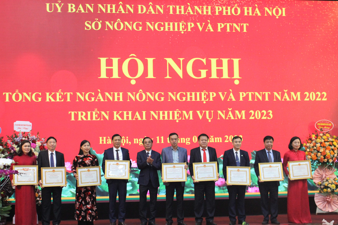 Tại hội nghị, nhiều cá nhân, đơn vị của ngành NN-PTNT Hà Nội đã được nhận cờ thi đua, bằng khen của Bộ NN-PTNT và UBND TP Hà Nội vì đã có những thành tích xuất sắc trong hoạt động năm 2022. Ảnh: Trung Quân.