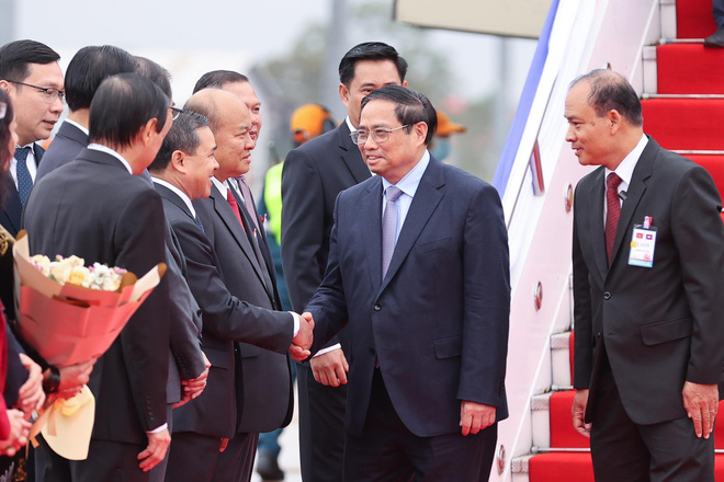 Thủ tướng Phạm Minh Chính bắt tay các quan chức Lào ra đón tại sân bay. Ảnh: Nhật Bắc.