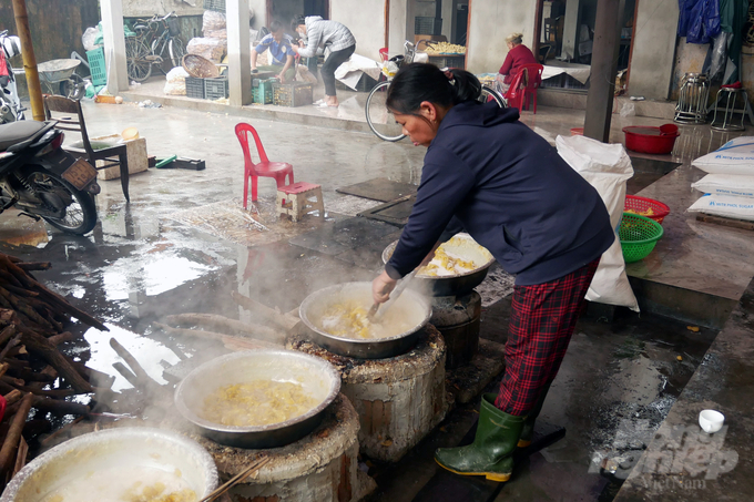 Về Kim Long những ngày này, mùi thơm của mứt gừng đã phảng phất khắp lối xóm. Mứt gừng được sản xuất nơi đây là loại mứt khô giòn và ráo rất đặc trưng của địa phương.