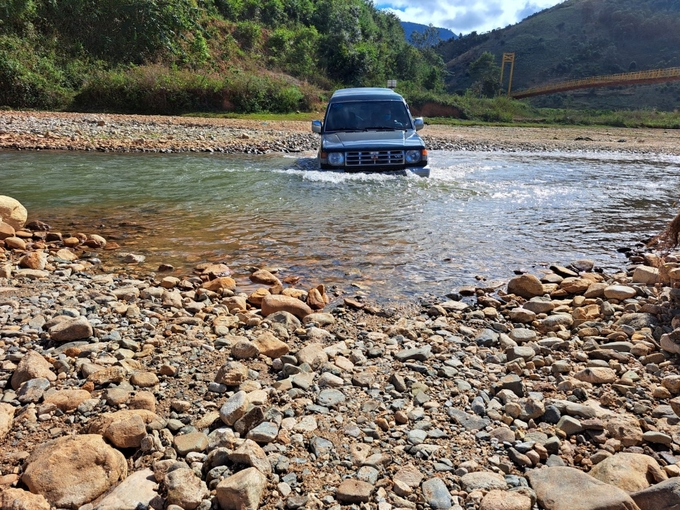 Không có cầu, phương tiện ô tô đi vào xã Đăk Rơ Ông gặp nhiều khó khăn.