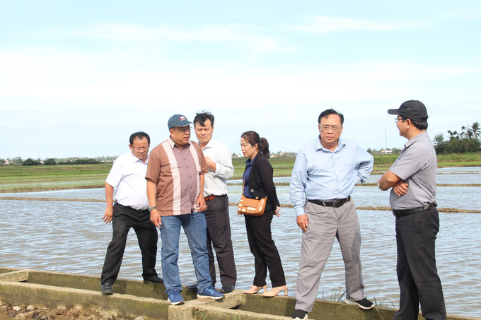 Ông Lê Thanh Tùng, Phó Cục trưởng Cục Trồng trọt (áo nâu) đề nghị các địa phương hỗ trợ người dân để ổn định sản xuất sau những thiệt hại do thiên tai gây ra. Ảnh: L.K.