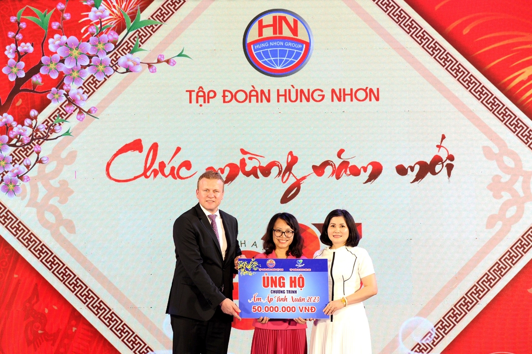 Ông Johan van den Ban – Tổng Giám đốc De Heus Việt Nam và Campuchia đại diện trao tặng những phần quà của De Heus và Hùng Nhơn ủng hộ chương trình 'Ấm áp tình xuân 2023'.
