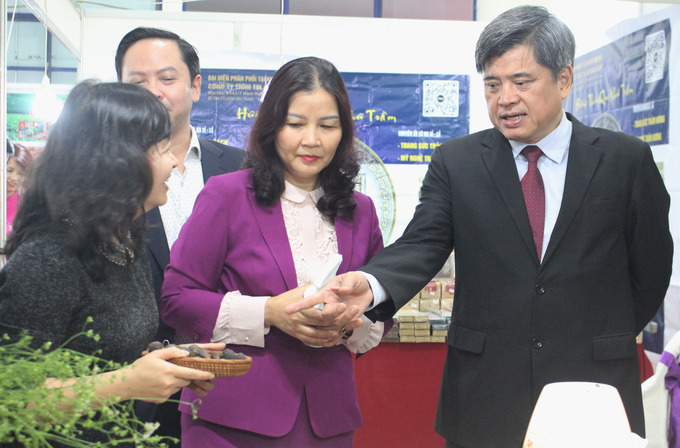 Thứ trưởng Bộ NN-PTNT Trần Thanh Nam (ngoài cùng bên phải) cùng các đại biểu tham quan các gian hàng tại Hội chợ. Ảnh: Trung Quân.