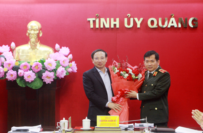 Bí thư Tỉnh ủy Quảng Ninh Nguyễn Xuân Ký tặng hoa chúc mừng Thiếu tướng Đinh Văn Nơi. Ảnh: Báo Quảng Ninh