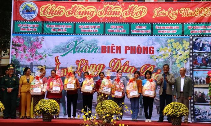 Chương trình 'Xuân biên phòng - Ấm lòng dân bản' tặng quà Tết cho con em dân tộc thiểu số.