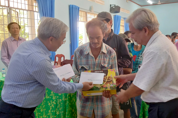 Nestlé Việt Nam và Ủy ban Mặt trận Tổ quốc Việt Nam tỉnh Đồng Nai tặng quà tết cho những hộ nghèo.