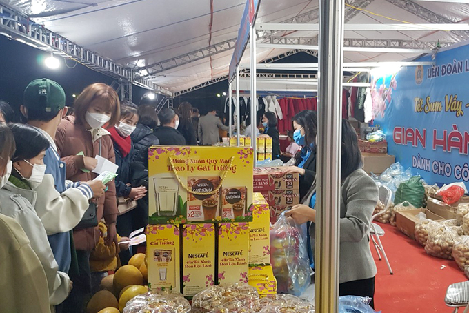 Nestlé Việt Nam đồng hành cùng Quỹ Xã hội từ thiện Tấm Lòng Vàng hỗ trợ quà Tết cho công nhân có hoàn cảnh khó khăn.