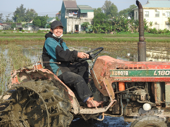 Tại một số địa phương tích tụ ruộng đất, xây dựng cánh đồng lớn hiệu quả như huyện Thạch Hà, Đức Thọ, Cẩm Xuyên, Can Lộc… cơ giới hóa được áp dụng từ khâu làm đất, phun thuốc cho đến thu hoạch.