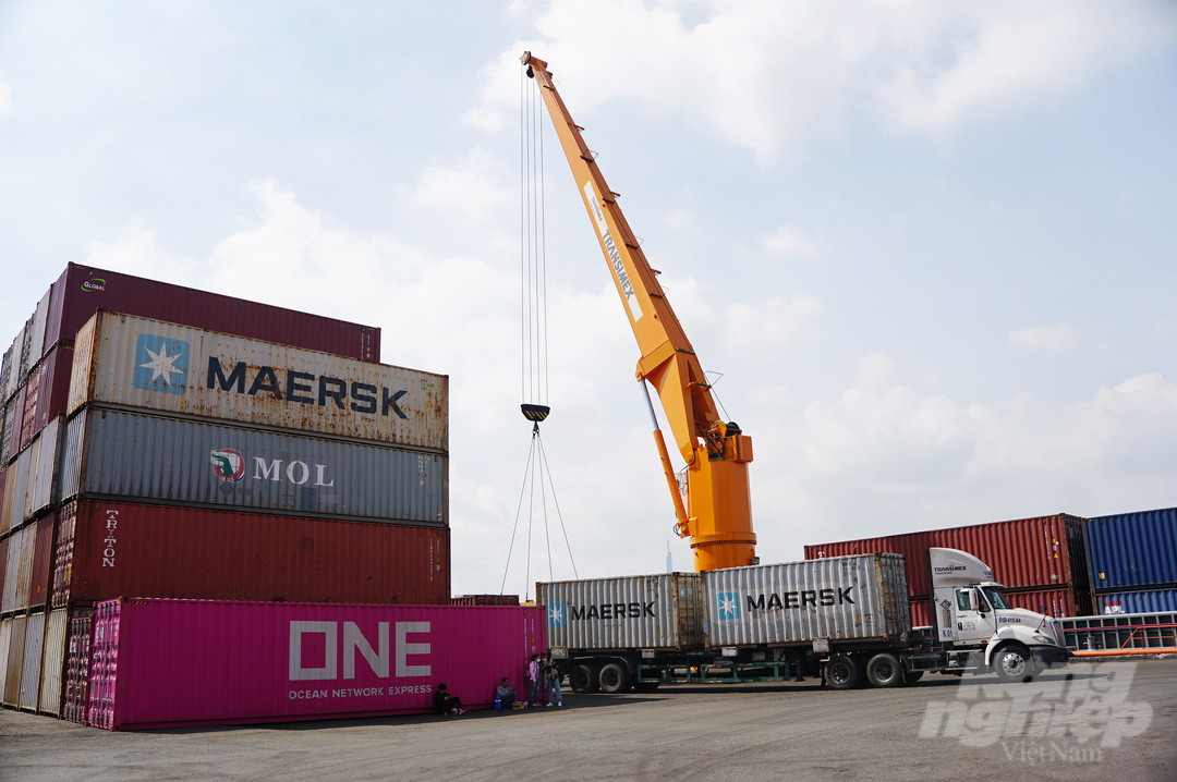 Các container hàng hóa được vận chuyển đến cảng Phước Long – ICD Transimex. Ảnh: Nguyễn Thủy.