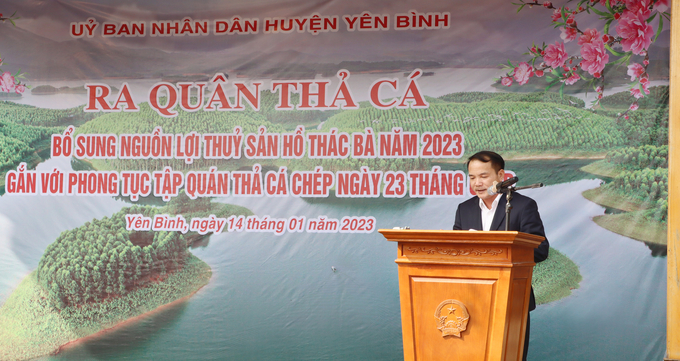 Ông Lã Tuấn Hưng, Phó Chủ tịch UBND huyện Yên Bình phát biểu tại lễ ra quân thả cá trên hồ Thác Bà. Ảnh: Tuấn Anh.