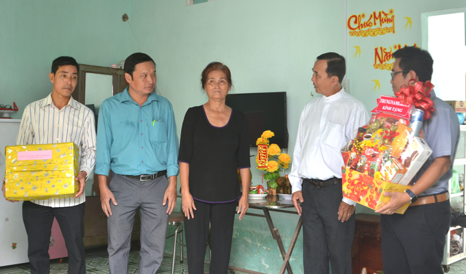 Uỷ ban MTTQ Việt Nam tỉnh Vĩnh Long cùng với doanh nghiệp, chính quyền địa phương thăm hỏi gia đình bà Phan Thị Diệp. Ảnh: Minh Đảm.