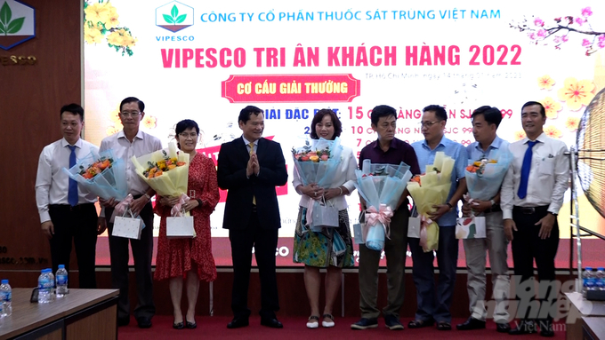 Khách hàng may mắn trúng những giải thưởng lớn trong chương trình Vipesco - Tri ân khách hàng 2022. Ảnh: Minh Sáng.