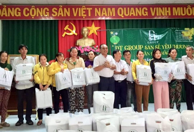 DT Group nhằm san sẻ yêu thương khi trao quà Tết cho bà con nghèo ở huyện Tuy An, tỉnh Phú Yên. Ảnh: AD.