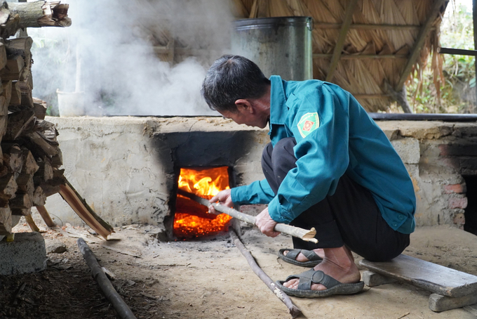 Trần Văn Long, xã Thọ Điền cho biết việc sản xuất mật thủ công nhằm giữ lại hương vị truyền thống.