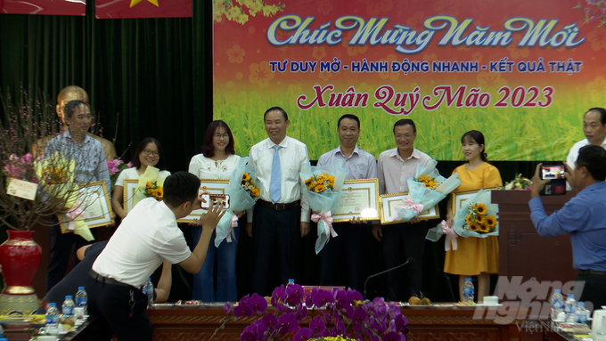 Thứ trưởng cũng đã trao tặng Bằng khen của Bộ trưởng Bộ NN-PTNT cho phóng viên trong CLB PVKTNN TP.HCM. Ảnh: Minh Sáng.