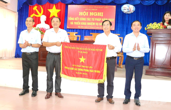 Ông Phan Thanh Duy, Phó chủ tịch UBND tỉnh Bạc Liêu thừa ủy quyền của Chính phủ trao tặng cờ thi đua của Chính phủ cho Sở Tư pháp tỉnh Bạc Liêu. Ảnh: TL.