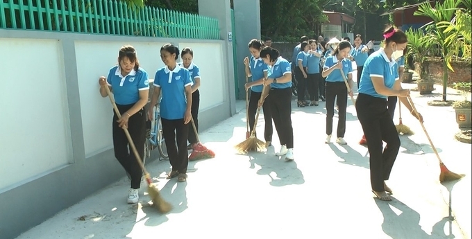 Đoàn Thanh niên xã Minh Tân quét dọn vệ sinh đường làng, ngõ xóm theo định kỳ mỗi tuần.