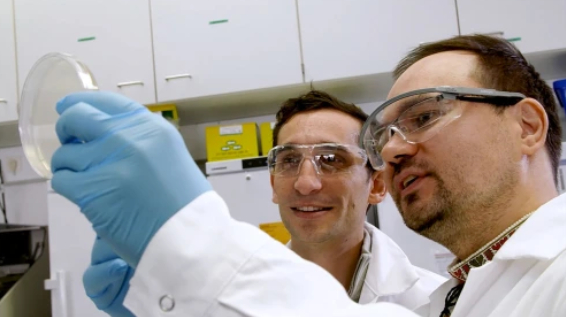 Researchers Chase Beisel and Oleg Dmytrenko. Photo: The Würzburg Helmholtz Institute for RNA-based Infection Research