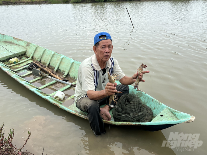 Ông Trần Văn Bảy, ấp Thuận Điền, xã Long Điền Tây (Đông Hải) bên ao nuôi của gia đình. Ảnh: Trọng Linh.