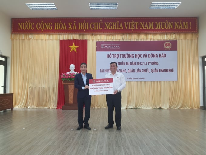 Lãnh đạo Agribank khu vực miền Trung trao hỗ trợ cho TP Đà Nẵng.