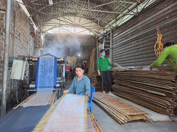 Những năm gần đây, nhiều hộ làm nghề bún bánh ở Nhơn Phúc đã đầu tư máy móc để nâng cao công suất sản xuất. Ảnh: V.Đ.T.