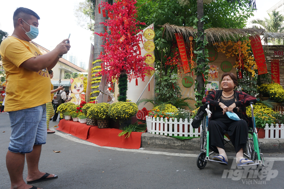 Đi hơn 3 tiếng đồng hồ từ Đồng Tháp lên tới bệnh viện, cô Thu thích thú khi khung cảnh rộn rã sắc Xuân nên nhờ con trai chụp cho tấm hình làm kỷ niệm.
