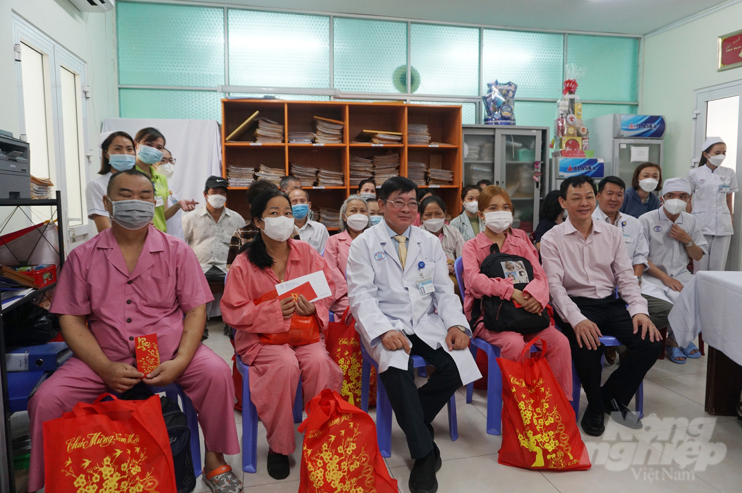 Các bệnh nhân chạy thận định kỳ tại Khoa Thận nhân tạo, Bệnh viện Chợ Rẫy nhận quà Tết. Ảnh: Nguyễn Thủy.