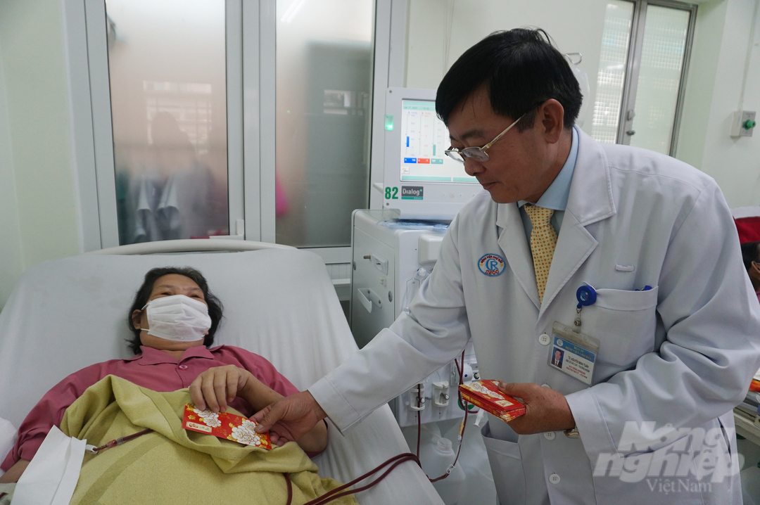Bác sĩ Nguyễn Minh Tuấn đến tận giường lì xì cho các bệnh nhân đang chạy thận. Ảnh: Nguyễn Thủy.