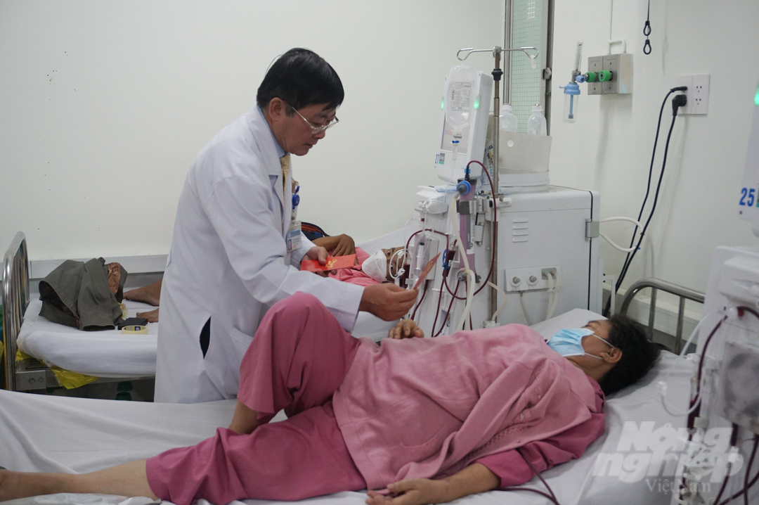 Hôm nay các bệnh nhân đang phải chạy thận trong Khoa Thận nhân tạo đều được TS Nguyễn Minh Tuấn đến tận giường trao tặng lì xì. Ảnh: Nguyễn Thủy.