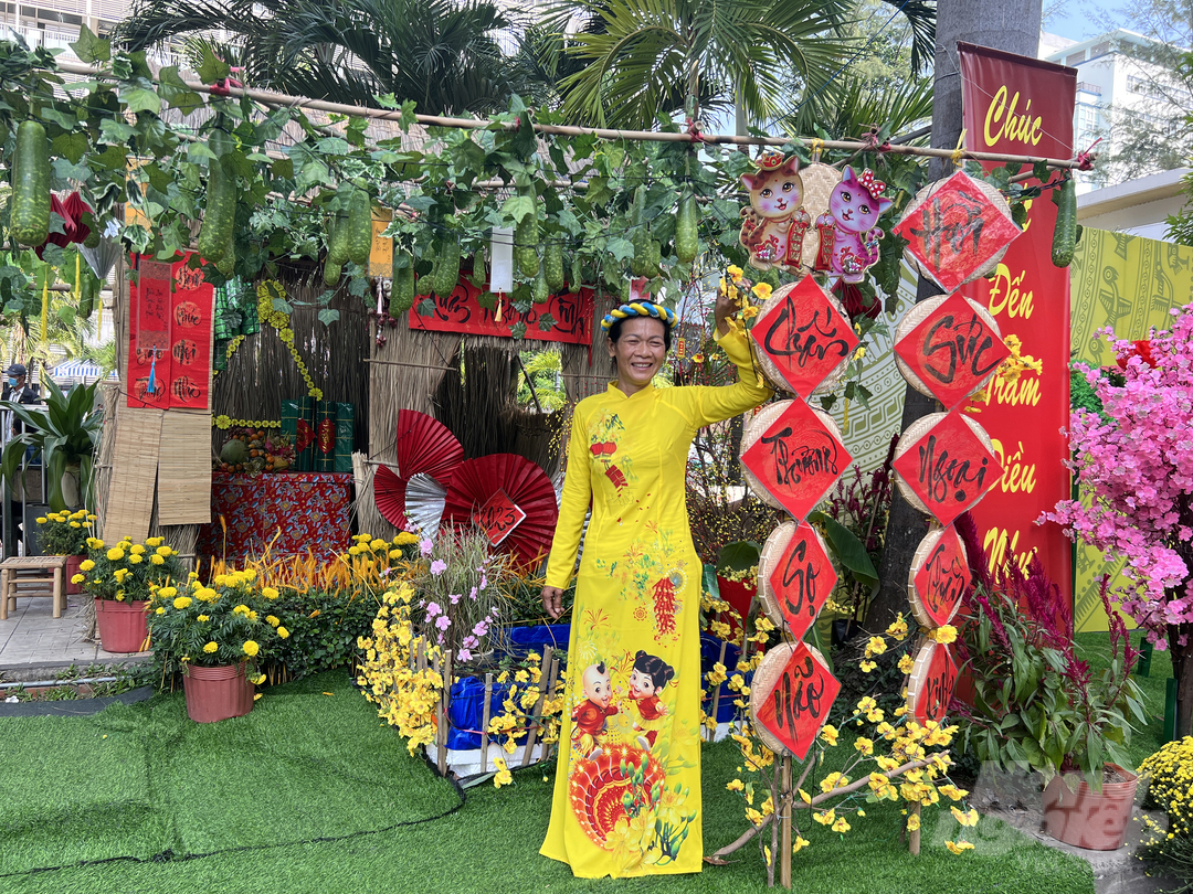 Chị Trần Thị Nở (48 tuổi, ngụ Xuân Lộc, tỉnh Đồng Nai) đang điều trị ung thư tại Bệnh viện Chợ Rẫy cho biết, đây là lần đầu tiên chị được mặc chiếc áo dài màu vàng thật đẹp mà nhân viên bệnh viện chuẩn bị cho. 