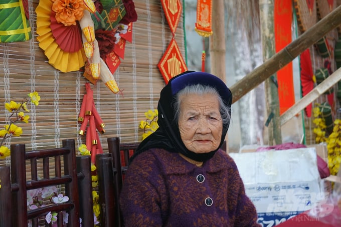 Du khách du xuân được tham quan các gian hàng, không gian phiên chợ tết xưa của người Việt, hòa mình vào khung cảnh tươi vui, hối hả, rực rỡ sắc màu của không gian chợ Tết. Ảnh: Quốc Toản.