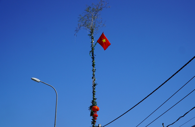 Theo quan niệm dân gian, Tết đến là lúc thần linh phải về chầu trời, do đó dễ bị ác quỷ xâm nhập, quấy phá nên cần có 'bảo bối' như cây nêu để xua đuổi tà ma. Ngoài ra, cây nêu ngày Tết còn mang ý nghĩa cầu mong một năm mới suôn sẻ, mùa màng tươi tốt, quốc thái dân an.