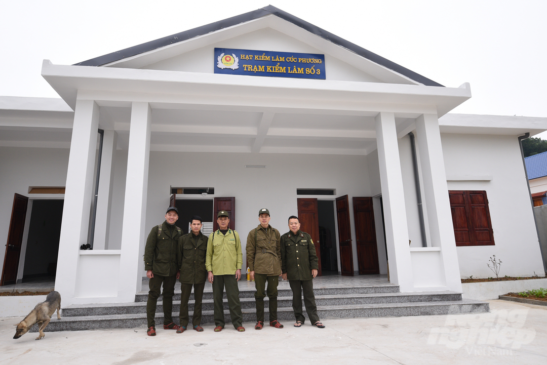 Trạm trưởng Đinh Trung Thành (bìa phải) và 2 tổ tuần tra chụp ảnh trước công trình mới của Trạm. Ảnh: Tùng Đinh.