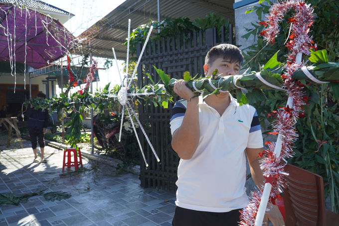 Theo ông, gia đình bén duyên nghề 'đem Tết đến cho mọi nhà' đã 5 năm nay. Đây là nghề phụ trong dịp Tết, còn bình thường gia đình ông làm nghề thợ xây.