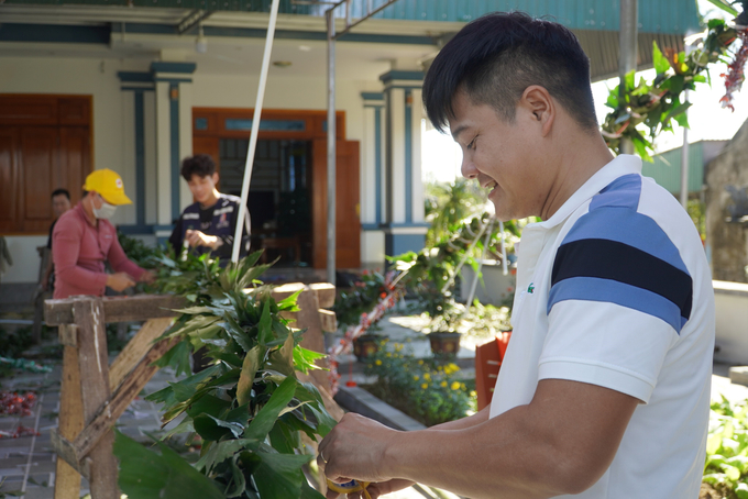 Khoảng ngày 10/12 âm lịch trở đi, nhóm thợ 5 người làm dịch vụ tại gia đình ông Lê Trần Hữu Sáng (65 tuổi), ở thôn Châu Hạ, xã Thạch Châu, huyện Lộc Hà bắt đầu nhận đơn trang trí cây nêu dựng cho các hộ gia đình trong xã.