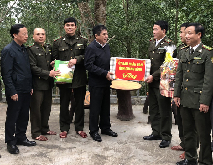 Lãnh đạo tỉnh Quảng Bình thăm hỏi và tặng quà Tết cho lực lượng bảo vệ rừng Trạm Kiểm lâm Trường Sơn. Ảnh: T.P