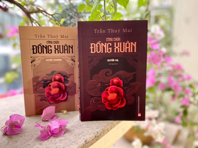 Tiểu thuyết 'Công chúa Đồng Xuân' gồm hai tập, quyển thượng và quyển hạ.